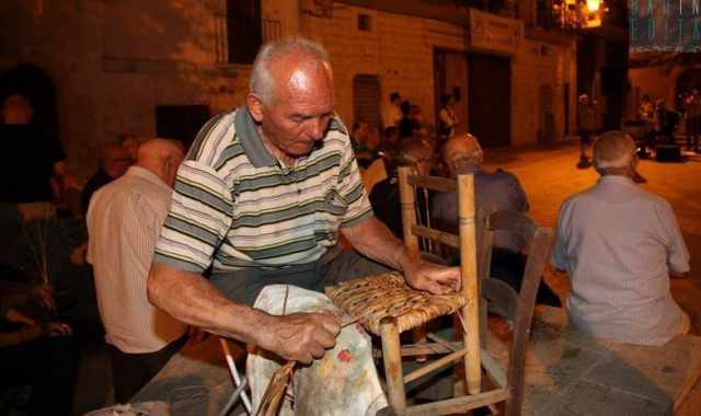Buona paglia e mani forti: i segreti del vecchio Gaetano, l'ultimo "acconcia sedie"